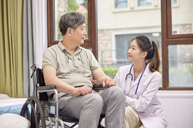 养老保姆应该怎么样照顾老年痴呆症的老人