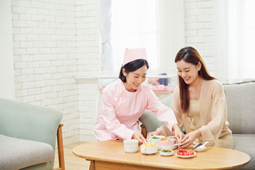 坐月子请月嫂还是家人照顾
