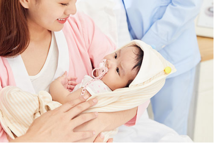 广州月嫂公司如何找？月子期如何护理新生儿和产妇